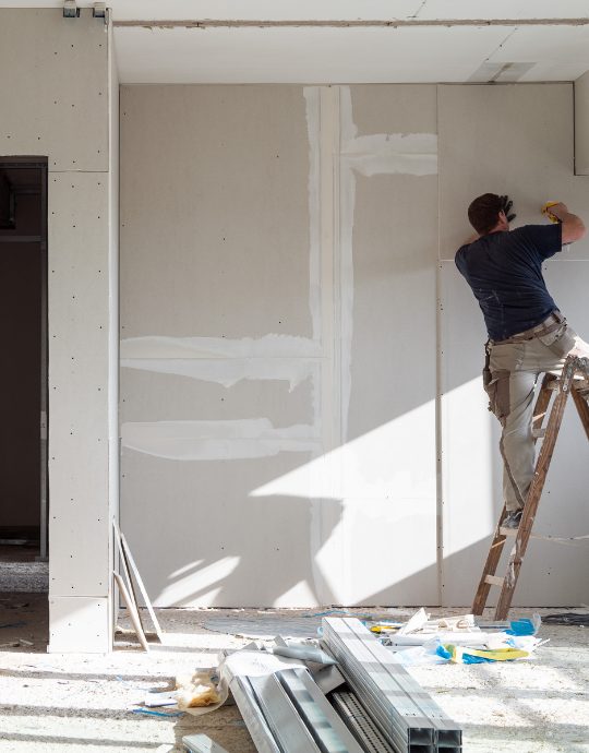 Artisan K.Rénovation réalisant les bandes de placo sur un chantier