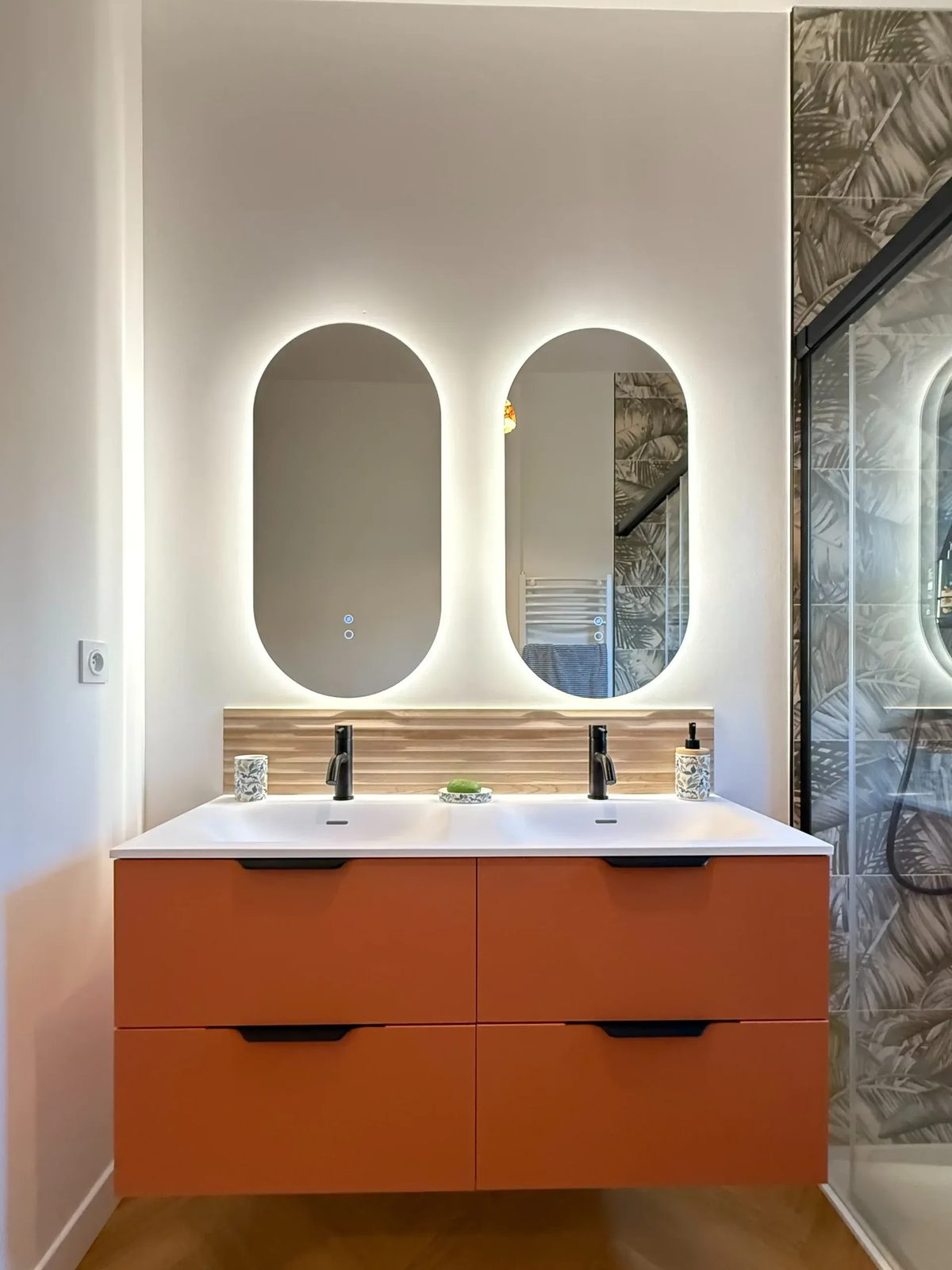 Salle de bain rénovée par K.Rénovation : douche à l'italienne et meuble vasque bois